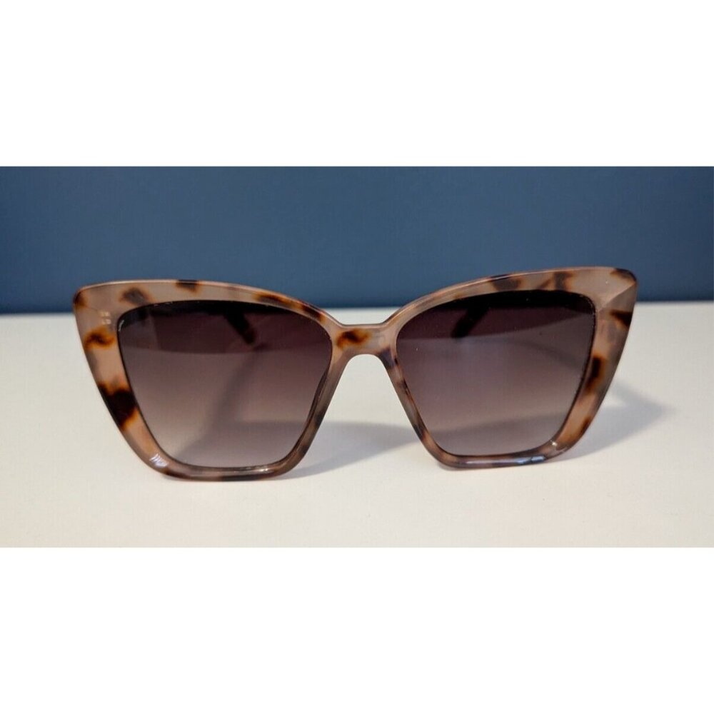Cat eye glasses